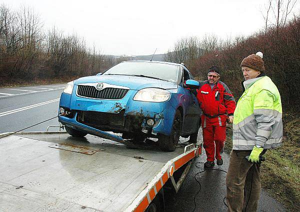 V klesání pod přemostěním na Bílinu havarovala čtyři vozidla.