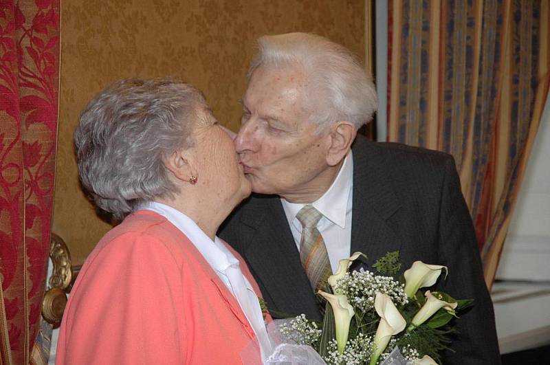 Alenka a Karel Kovářovi z Teplic oslavili v Zahradním domě diamantovou svatbu