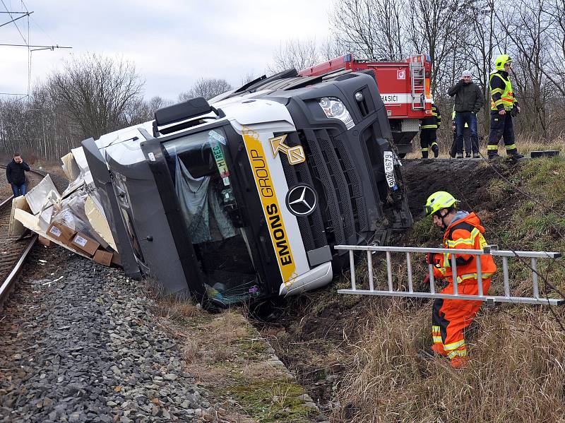 Nákladní auto se převrátilo mezi Hájem a Jeníkovem