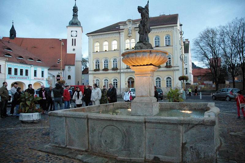 RENOVOVANÁ KAŠNA JE ZPĚT. Centrum náměstí města Bíliny už zase zdobí technická památka se sochou sv. Floriánem. Kašna je nasvícena, což umocňuje ve večerních hodinách atmosféru