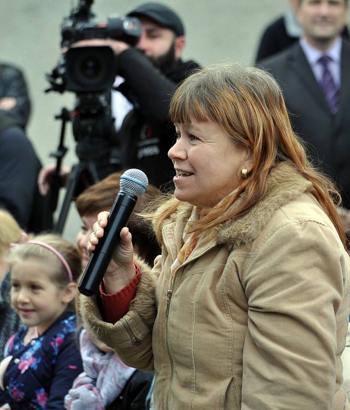 Návštěva prezidenta ČR Miloše Zemana v Dubí, setkání s občany před Domem porcelánu s modrou krví.