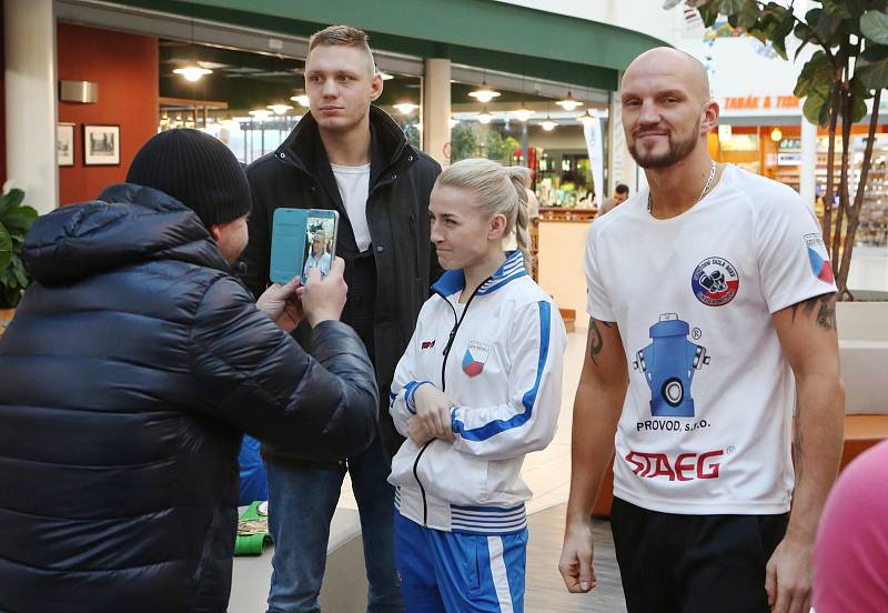 Vážení účastníků Boxing live proběhlo v OC Olympia Teplice.