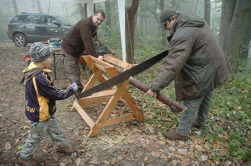 Den s Lesy do podhradí přilákal víc než stovku lidí  Na děti tu čekaly hry a soutěže ze znalostí přírody a myslivosti