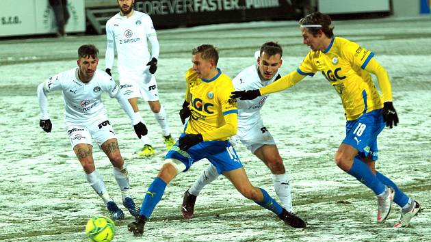 Fotbalisté Slovácka (v bílých dresech) hostili v předehrávce 19. kola FORTUNA:LIGY Teplice. Páteční duel poznamenalo vydatné sněžení.