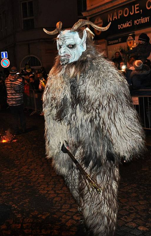 Čerti a Krampusáci na náměstí Republiky v Duchcově.