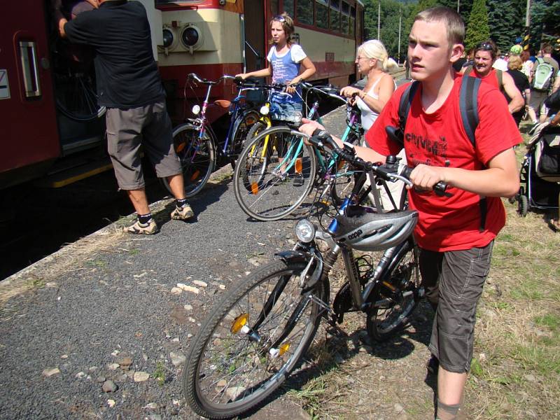 Vlaky do hor na trati Most - Moldava využívá spousta turistů i sportovců.