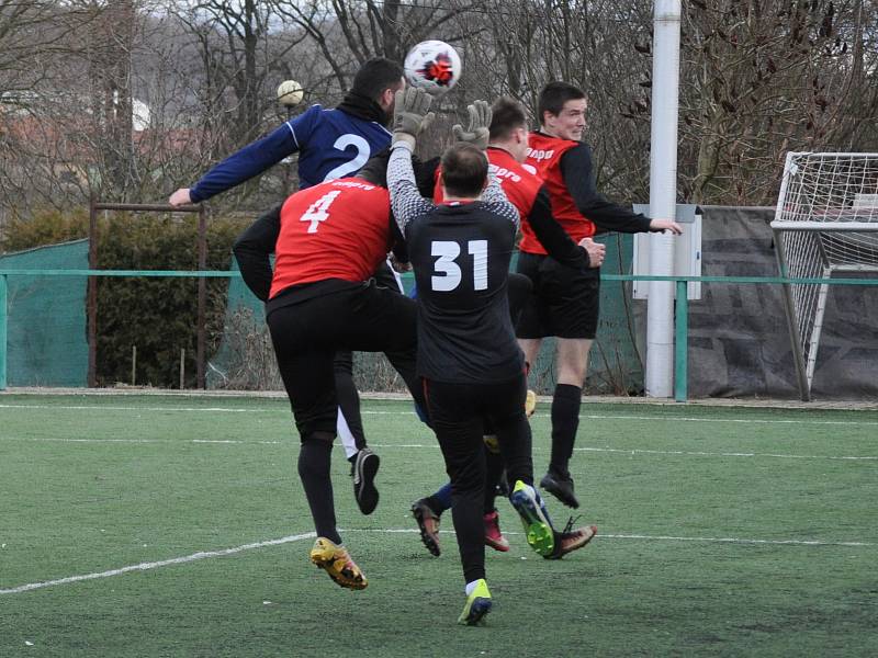 Fotbalisty Loun (v modrém) sice trápí velká marodka, ale i tak si proti Třeboradicím s chutí zastříleli.