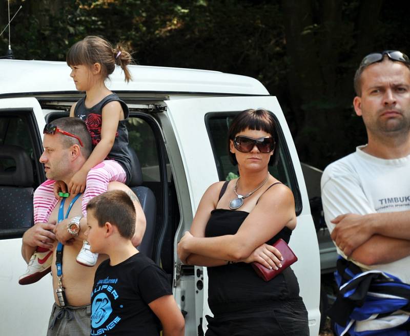 Na závodní trať ke Komárce se vydal také autobus 