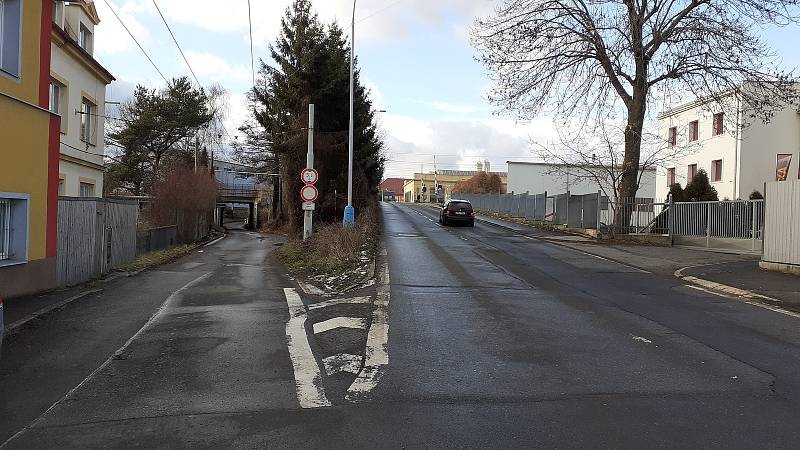 Teplice, ulice Emilie Dvořákové. Železniční přejezd a podjezd pro trolejbusy (u dopravního podniku). 22. ledna 2022