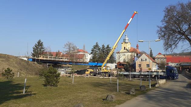 Výstavba nového mostu ve Rtyni nad Bílinou.