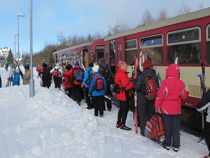 Motoráček do hor o víkend využilo hodně turistů.