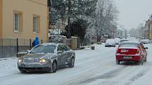 Sněhová nadílka dělá problémy řidičům i chodcům.