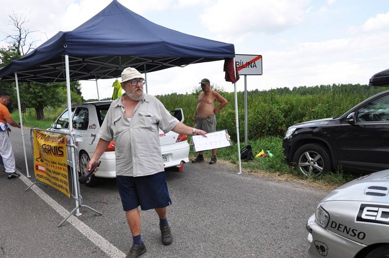 Závodní jezdce čekalo v Bílině dvanáct zatáček k vrcholu 