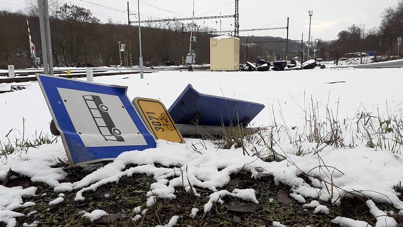 Dnes nehodu připomínají zbytky kolejiště a poničené části trati