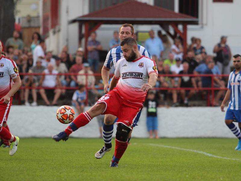 SK Dubí (v bílém) v městském derby slavilo výhru