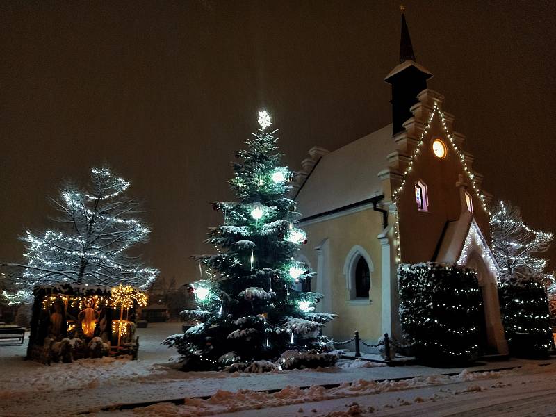 Vánoční strom a výzdoba v Srbicích. Ilustrační foto