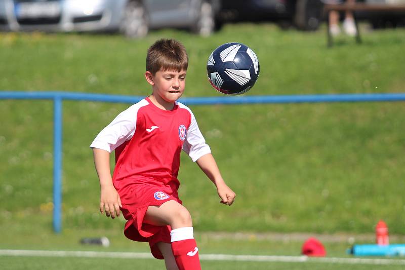 Turnaj starších přípravek: Srbice (oranžoví), Dubí (žlutí), Chlumecká sportovní (fialoví), Trnovany (červení)