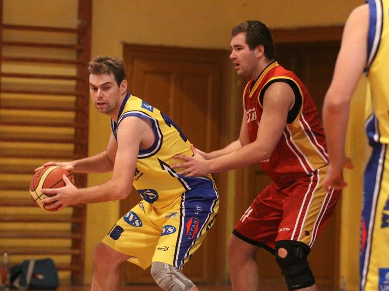 BK Teplice (žluté dresy) - Sršni Písek 100:61