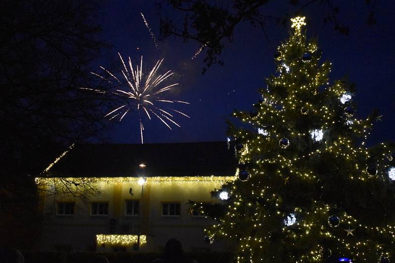 Rozsvícení vánočního stromu s ohňostrojem v Modlanech.