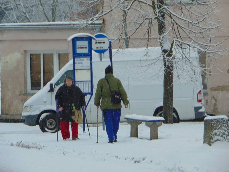 Sněhová nadílka dělá problémy řidičům i chodcům.