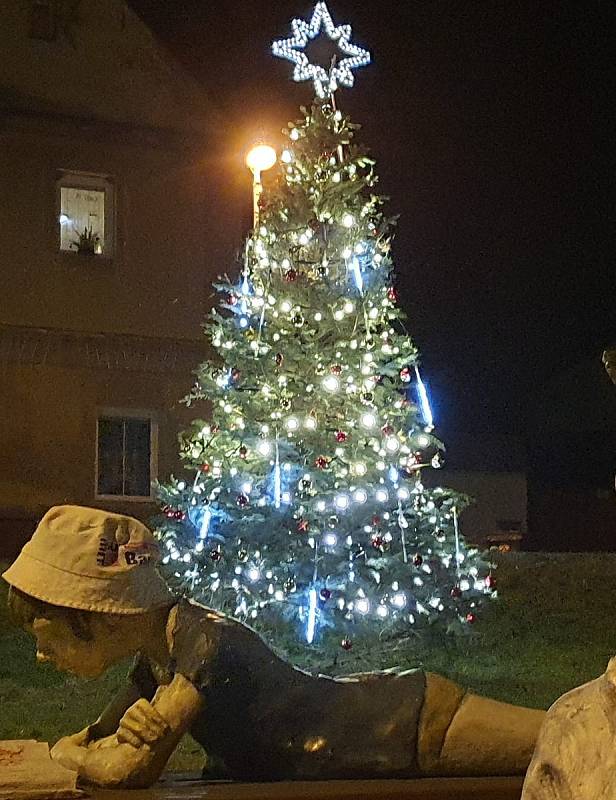 Vánoční strom v obci Hrobčice