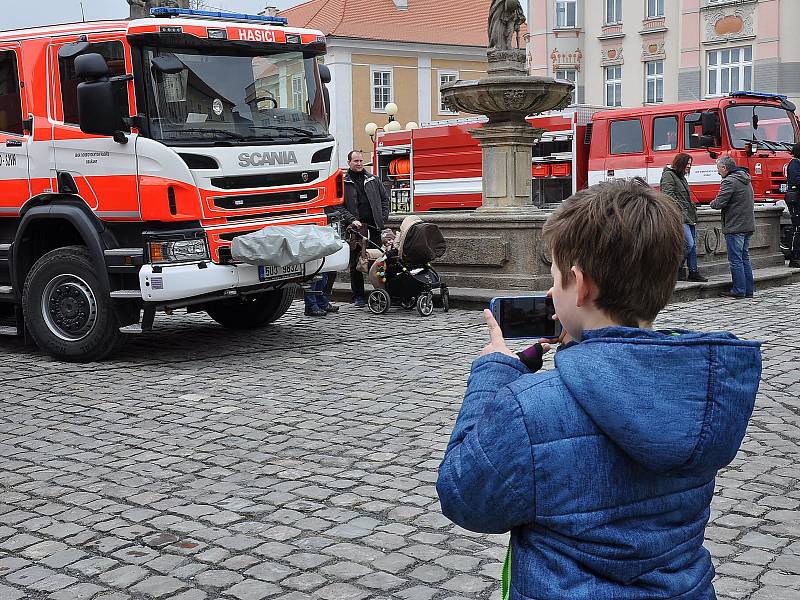 Výstava hasičské techniky v Duchcově u příležitosti předání nového hasičského auta místnímu sboru dobrovolných hasičů.