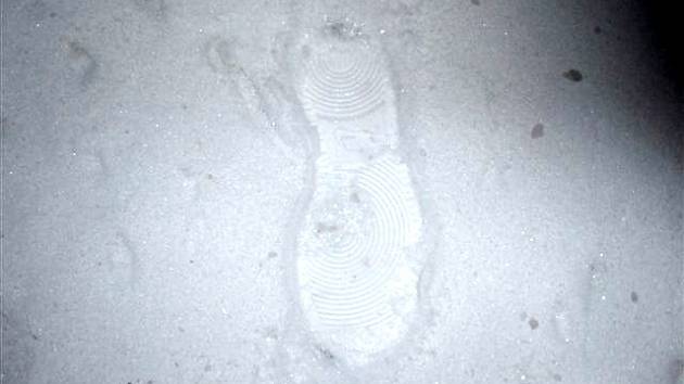 Pachatelovy stopy ve sněhu, ilustrační foto.