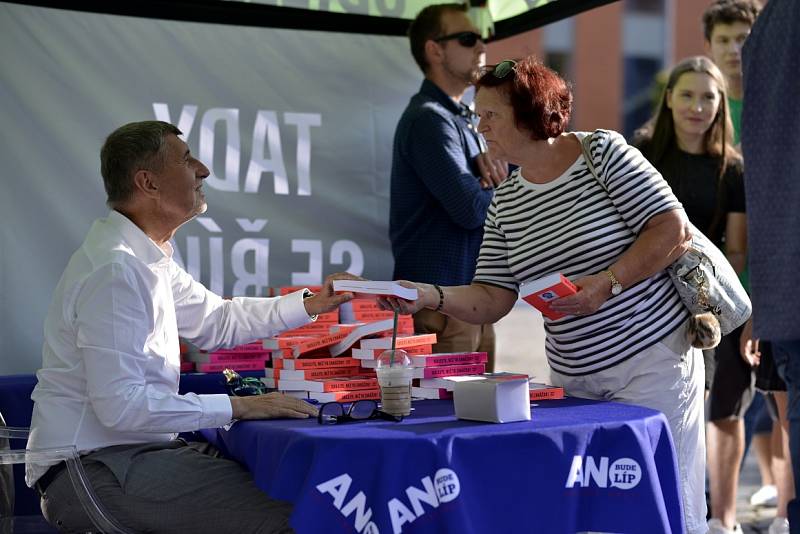 Autogramiáda premiéra Andreje Babiše na teplickém náměstí Svobody.