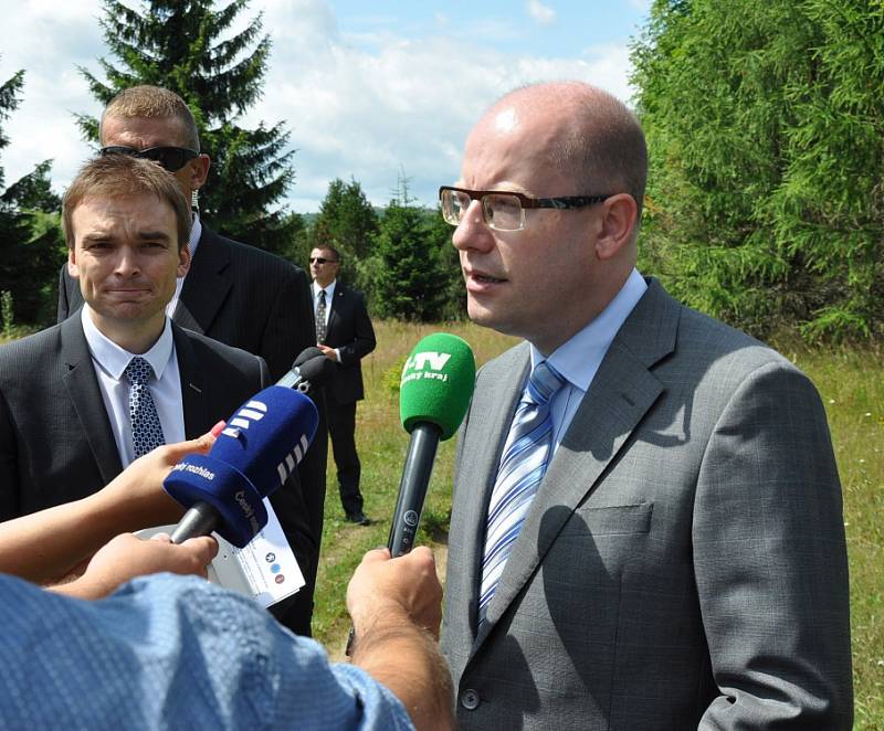 Vláda se bude zabývat obnovou lesů v Krušných horách, řekl při prohlídce smrkového porostu nad Dlouhou loukou premiér Bohuslav Sobotka