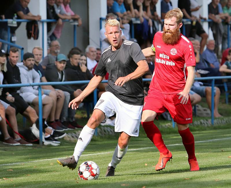 MOL Cup 2019 1. kolo - Fotbalisté Srbic (černobílí) podlehli v pohárovém utkání Královu Dvoru (červení) 1:2. Hrálo se na stadionu v Chlumci.