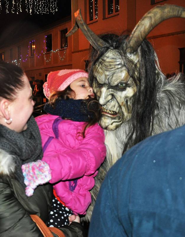 Čerti a Krampusáci na náměstí Republiky v Duchcově.