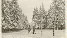 Zima v Krušných horách na archivních pohledech a fotografiích. Běžecká stopa nedaleko Moldavy.