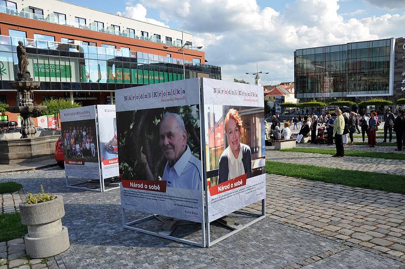 Putovní výstava "Národní kronika" na náměstí Svobody.