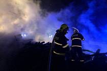 U požáru dřeva na Cínovci zasahovali i hasiči z Hrobu.