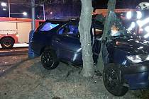 Dopravní nehoda v Teplicích. Auto narazilo do stromu.