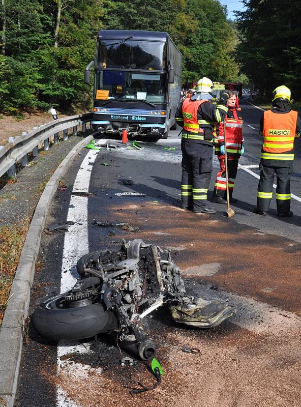 Nehoda motorkáře u nádraží v Dubí, směr Cínovec.