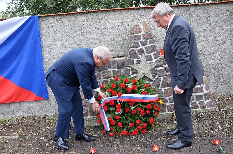 Pietní akt věnovaný 75. výročí od smrti 21 sovětských vojáků v Teplicích