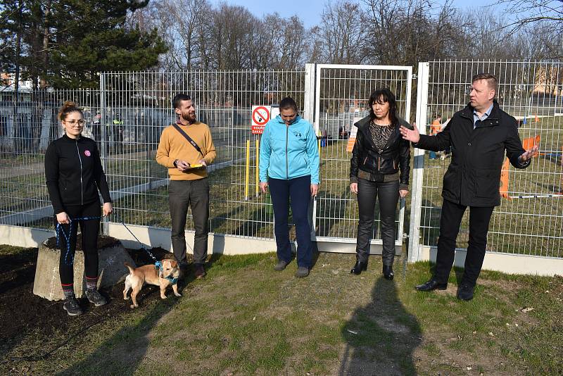 Slavnostní otevření veřejného hřiště pro psí agility v Trnovanech.