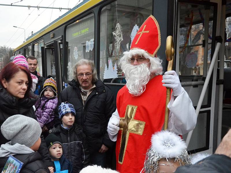 Mikuláš za volantem trolejbusu 