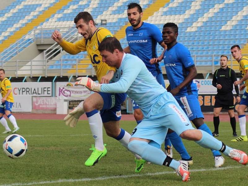 Momentka z utkání Teplice - Levski. Před brankářem Bulharů je Ljevaković 