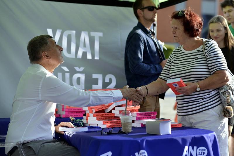 Autogramiáda premiéra Andreje Babiše na teplickém náměstí Svobody.