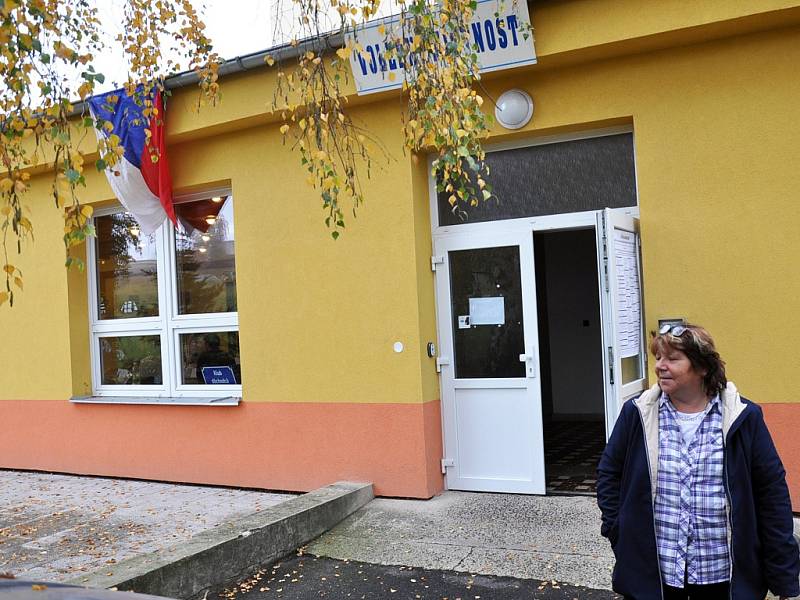 Nejvýše položená volební místnost v Teplicích je na Nové Vsi. Voliči z volebního okrsku č. 12 sem chodí volit do přízemí panelového domu s pečovatelskou službou a klubem důchodců.