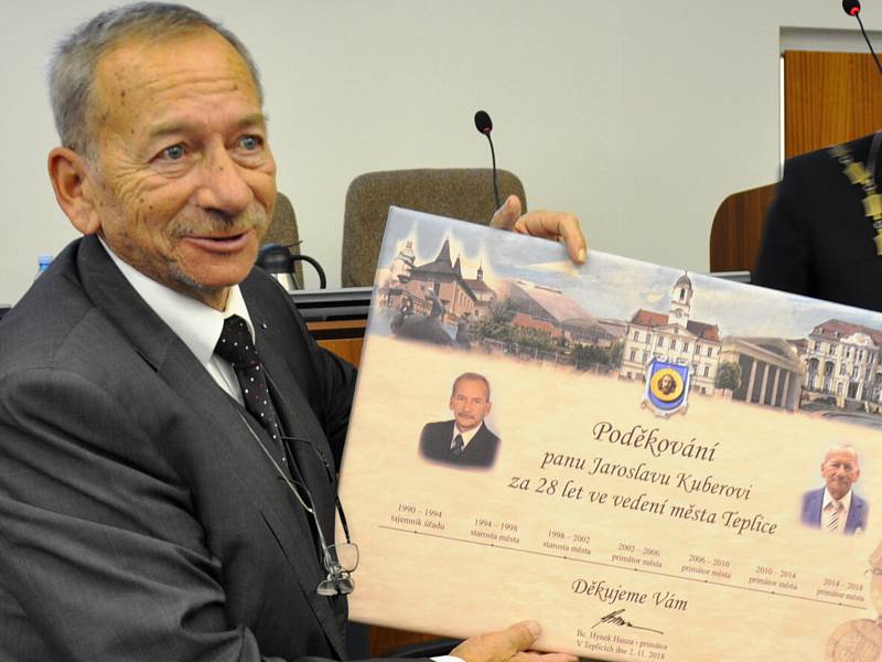 Z ustavujícího zastupitelstva v Teplicích. Jaroslav Kubera dostal pamětní list  jako poděkování za jeho dosavadní práci.