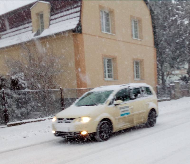 Sněhová nadílka dělá problémy řidičům i chodcům.