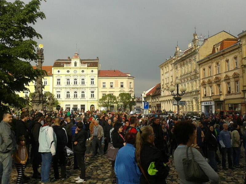 Demonstrace na náměstí v Duchcově.