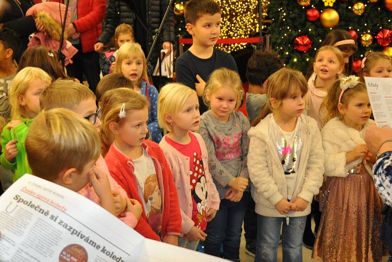 Česko zpívá koledy v obchodním centru Galerie v Teplicích.