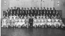 Taneční průmyslové školy v Kutné Hoře 1959-60, skupinovka v Lorci u pivovaru.