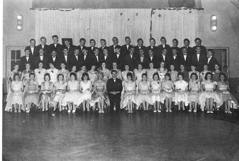 Taneční průmyslové školy v Kutné Hoře 1959-60, skupinovka v Lorci u pivovaru.