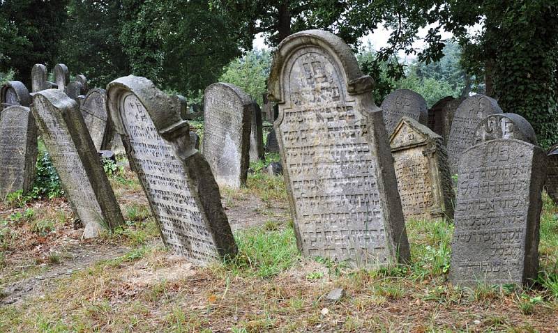 Židé měli na hřbitově v Sobědruhách německou návštěvu 