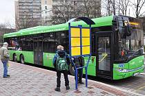 Meziměstský zelený autobus v Teplicích, ve stanici Alejní ulice. Ilustrační foto